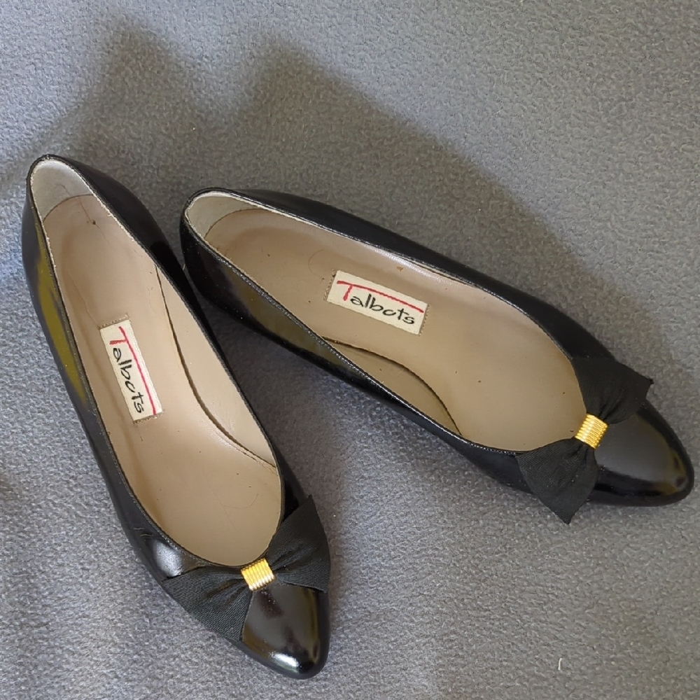 Vintage Talbots Pumps With Bows. Size 8M. Polished Black.